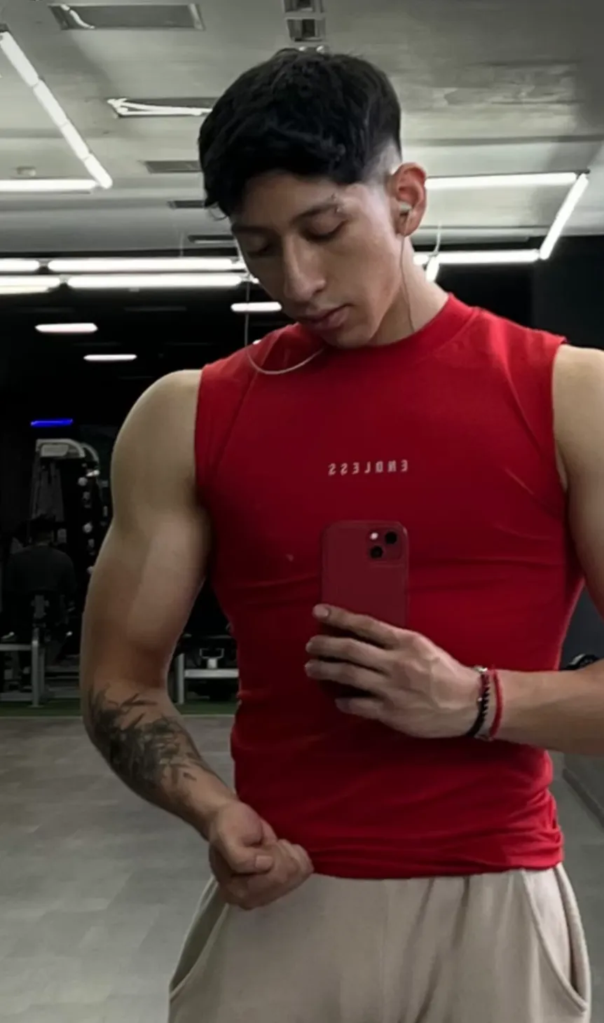 Dream — modelo ENDLESS usando la prenda en el gym